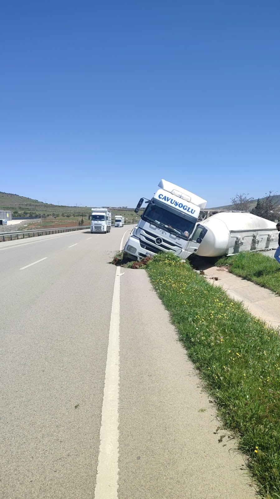 KİLİS-GAZİANTEP KARAYOLUNDA BETON MİKSERİ DEVRİLDİ