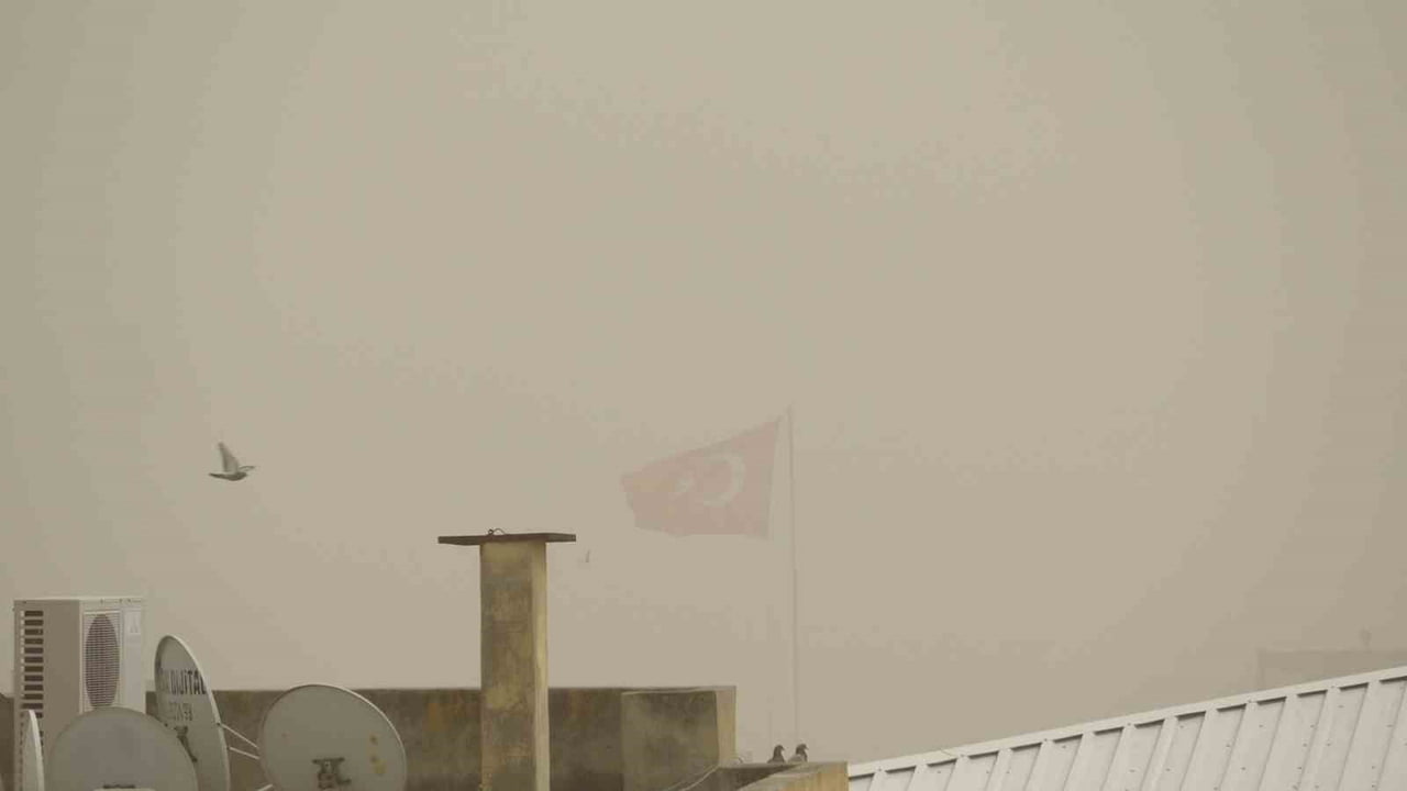 KİLİS’TE SURİYE’DEN GELEN TOZ BULUTU HAYATI OLUMSUZ ETKİLİYOR