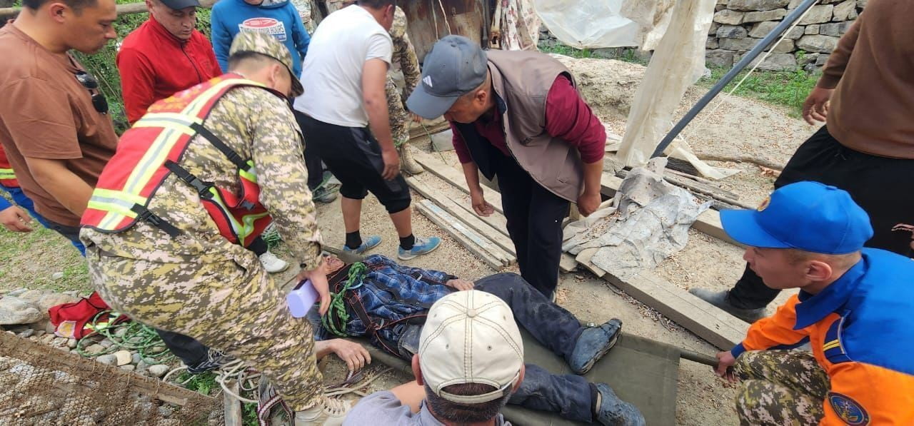 KIRGIZİSTAN’DA 65 YAŞINDAKİ ADAM 18 METRE DERİNLİĞİNDEKİ KUYUDA 16 GÜN BOYUNCA MAHSUR...