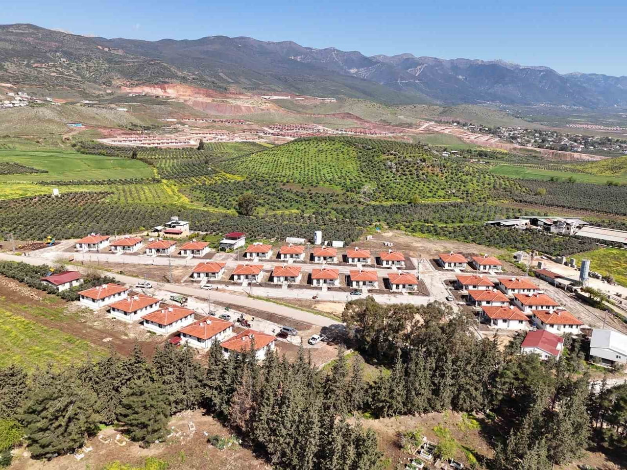 KIRIKHAN KARAMAĞARA’DA KÖY EVLERİ HAK SAHİPLERİNE TESLİM EDİLDİ