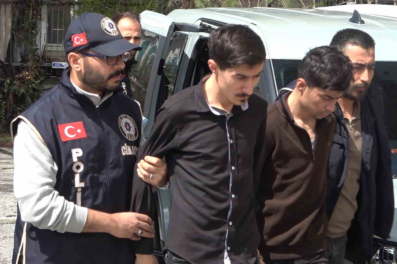 KIRIKKALE'DE AİLE İÇİ ŞİDDET NEDENİYLE ÇIKTIĞI ÖNE SÜRÜLEN TARTIŞMADA BABALARINI BALTA VE BIÇAKLA...