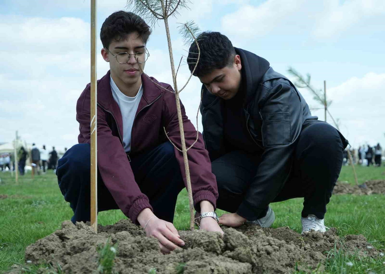KIRIKKALE'DE DÜZENLENEN ETKİNLİKTE ÖĞRENCİLER, GELECEĞE NEFES OLACAK FİDANLARI DİKTİ