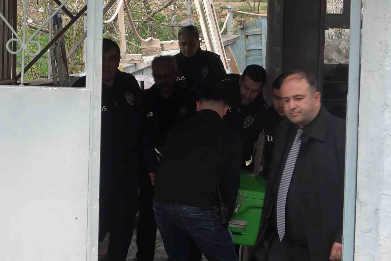 KIRIKKALE'DE İKİ KARDEŞ, İDDİAYA GÖRE KENDİLERİ İLE ANNELERİNİ DARP EDEN BABALARINI ÇIKAN...