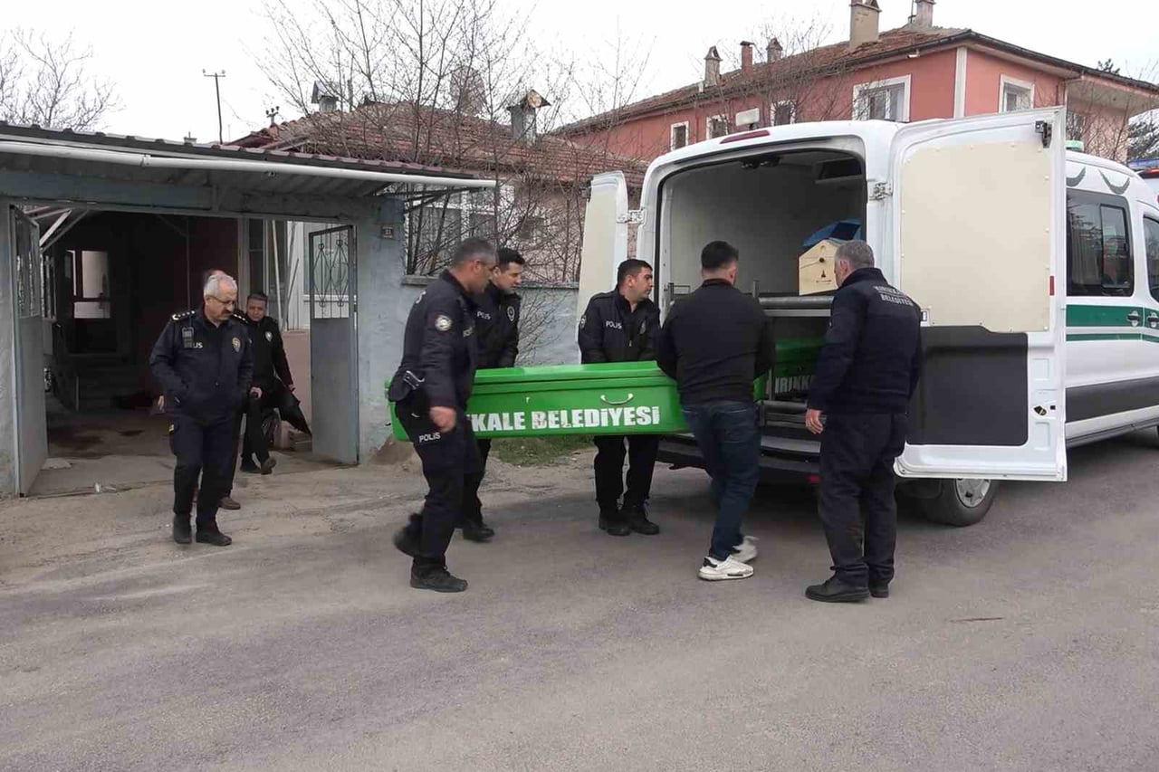 KIRIKKALE'DE İKİ KARDEŞ, İDDİAYA GÖRE KENDİLERİ İLE ANNELERİNİ DARP EDEN BABALARINI ÇIKAN...