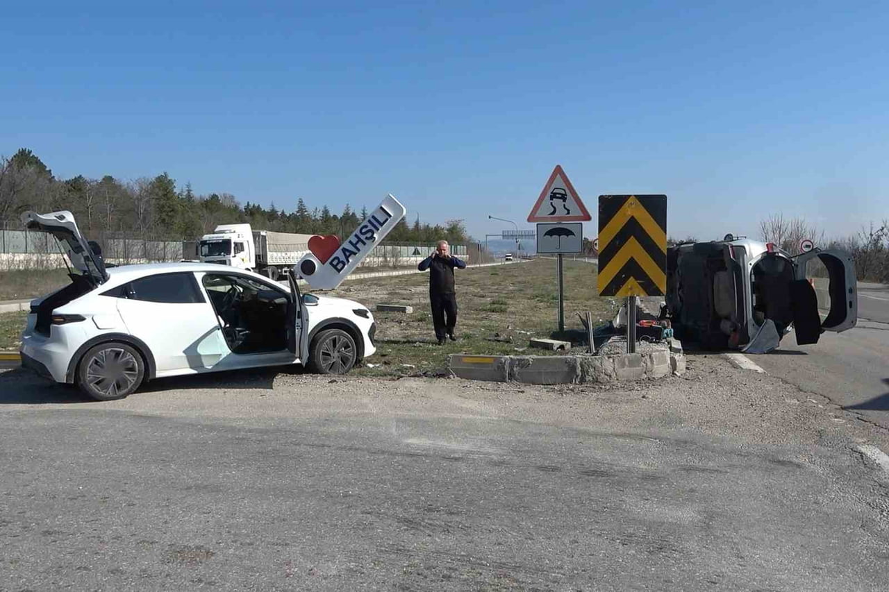 KIRIKKALE'DE İKİ OTOMOBİLİN ÇARPIŞMASI SONUCU MEYDANA GELEN TRAFİK KAZASINDA 1 KİŞİ...