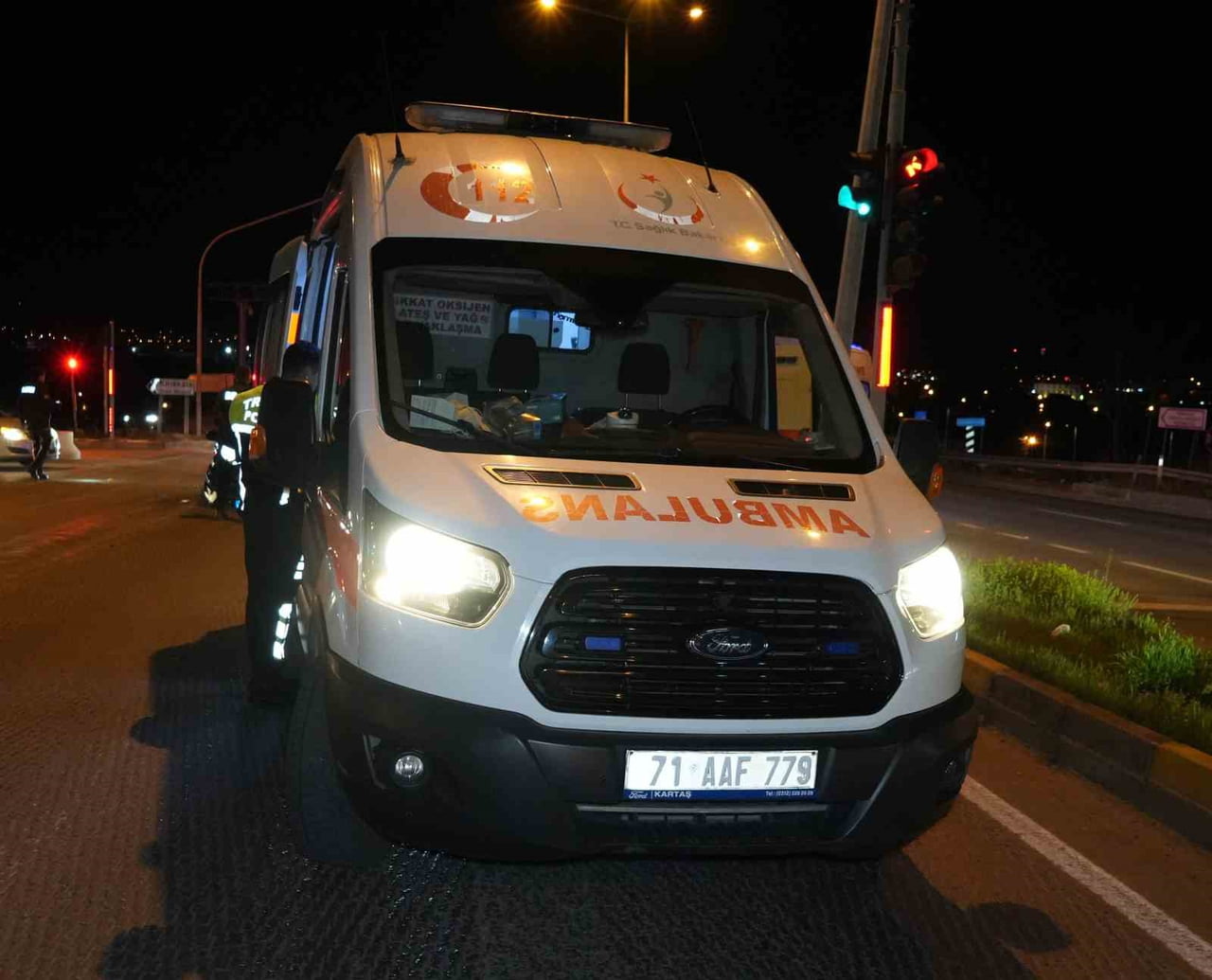 KIRIKKALE'DE KIRMIZI IŞIK İHLALİ YAPAN SÜRÜCÜNÜN, OTOMOBİLİYLE KAVŞAKTAN DÖNMEYE ÇALIŞIRKEN BAŞKA...