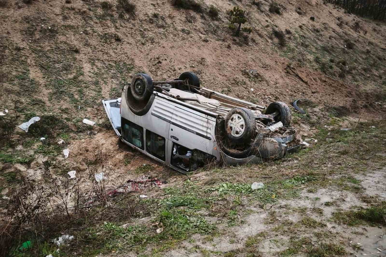 KIRIKKALE'DE KONTROLDEN ÇIKAN HAFİF TİCARİ ARACIN ŞARAMPOLE TAKLA ATTIĞI KAZADA AYNI AİLEDEN 4...