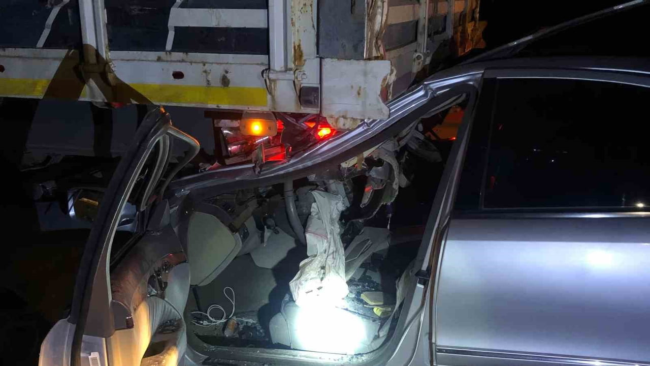 KIRIKKALE'DE PARK HALİNDEKİ TIRA ARKADAN ÇARPAN OTOMOBİLİN SÜRÜCÜSÜ OLAN KÖY MUHTARI AĞIR...