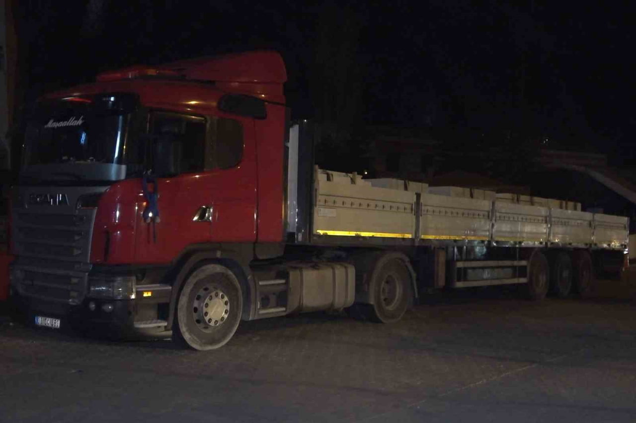 KIRIKKALE'DE TIR İLE OTOMOBİLİN ÇARPIŞMASI SONUCU MEYDANA GELEN TRAFİK KAZASINDA 3 KİŞİ...