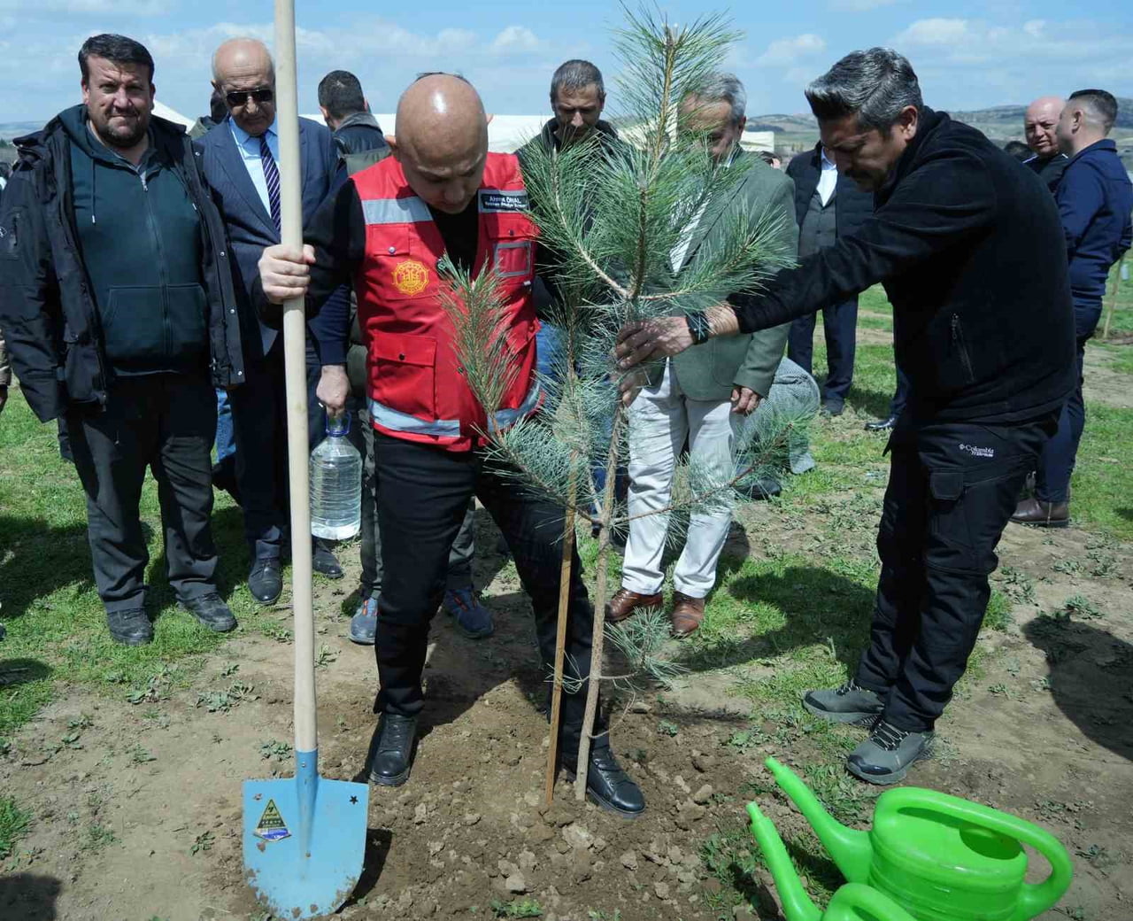 KIRIKKALE BELEDİYE BAŞKANI AHMET ÖNAL GELECE NEFES İÇİN ÇAM FİDANINI TOPRAKLA BULUŞTURDU