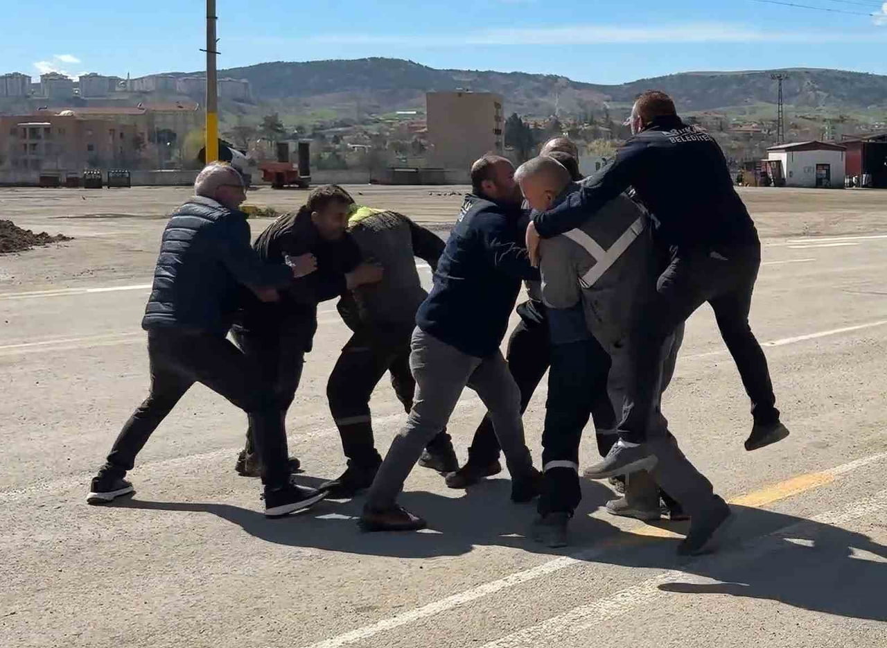 KIRIKKALE BELEDİYESİ PERSONELİNİN KAVGA ETTİĞİ YÖNÜNDEKİ İHBAR ÜZERİNE OLAY YERİNE SEVK EDİLEN...