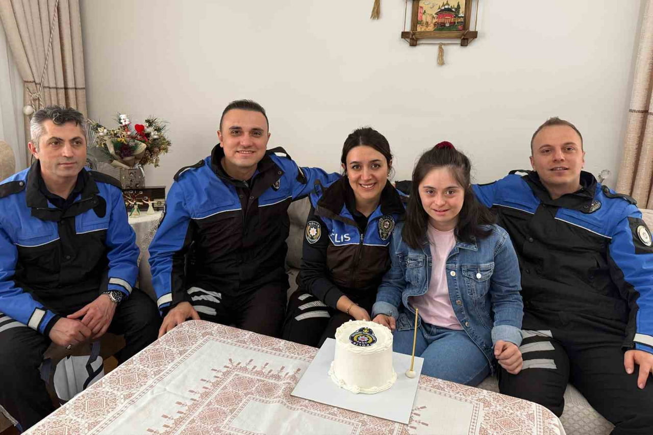 KIRIKKALE’DE DOWN SENDROMLU İREM HATAŞ’IN, DOĞUM GÜNÜNDE POLİS ÜNİFORMASI GİYDİRİLEREK 25’İNCİ YAŞ...