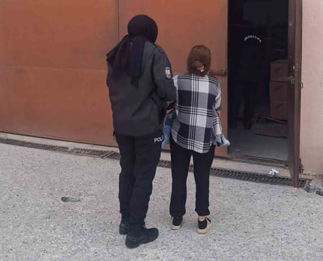 KIRIKKALE’DE HIRSIZLIK SUÇLARINDAN 18 YIL 9 AY 20 GÜN KESİNLEŞMİŞ HAPİS CEZASI BULUNAN KADIN...