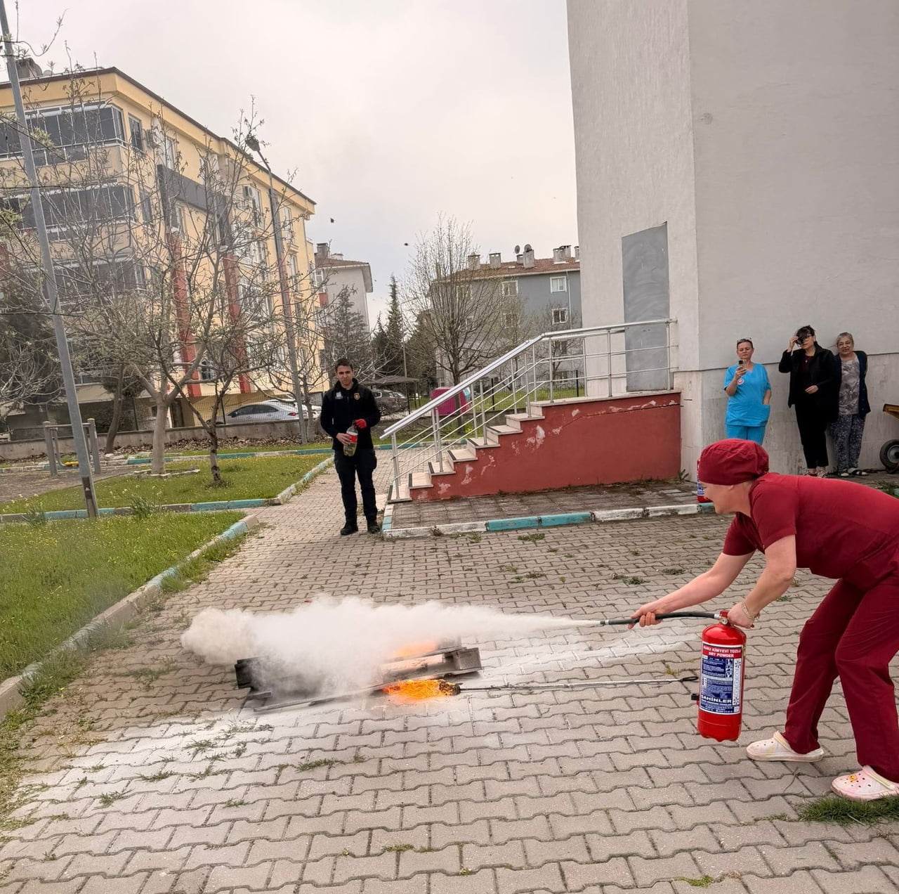 KIRKLARELİ'NİN LÜLEBURGAZ İLÇESİNDE HUZUREVİ SAKİNLERİ VE PERSONELLERİNE "UYGULAMALI YANGIN...