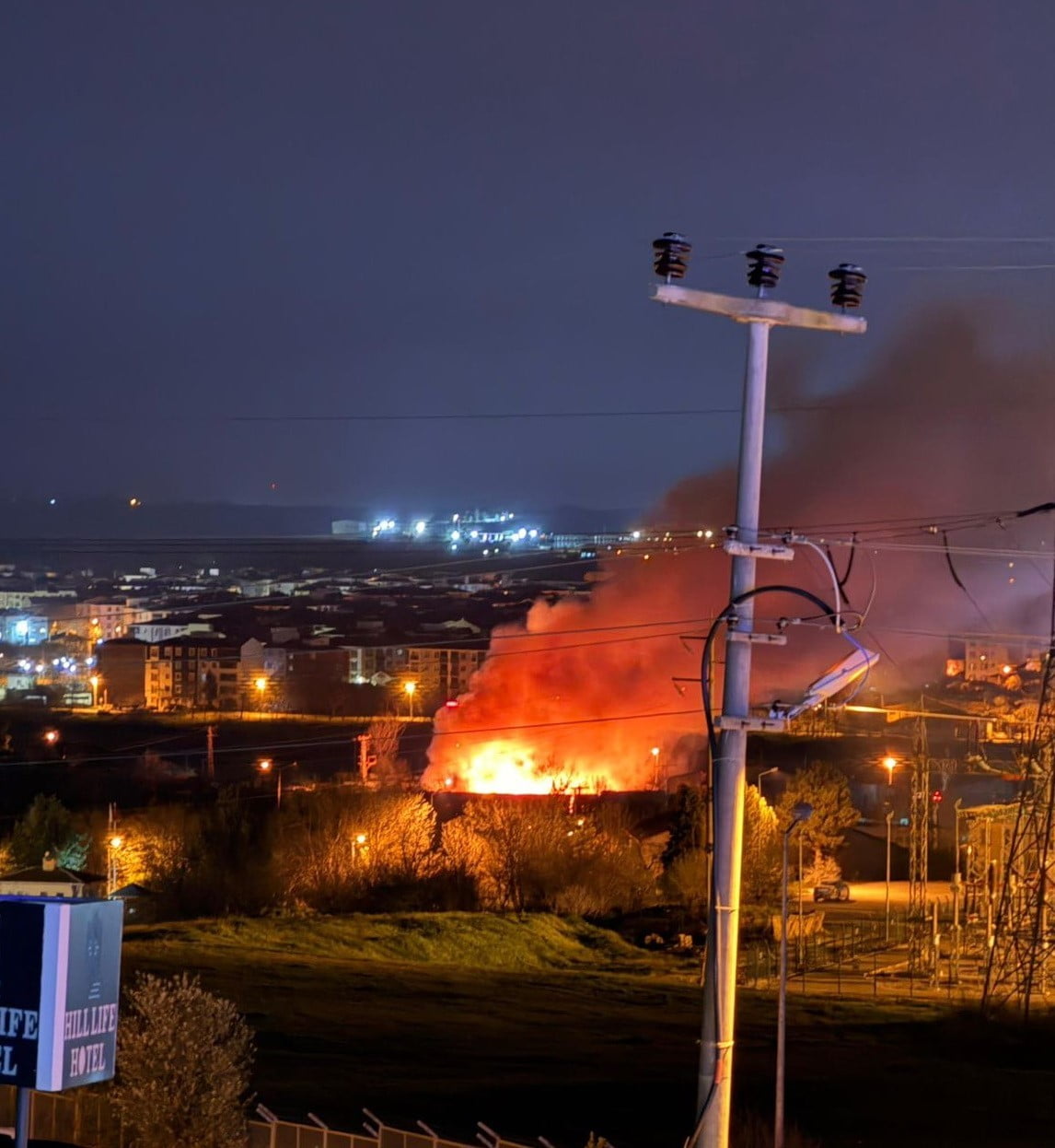 KIRKLARELİ'NİN LÜLEBURGAZ İLÇESİNDE SABAH SAATLERİNDE ÇIKAN YANGIN, BÖLGEDE KISA SÜRELİ PANİĞE...