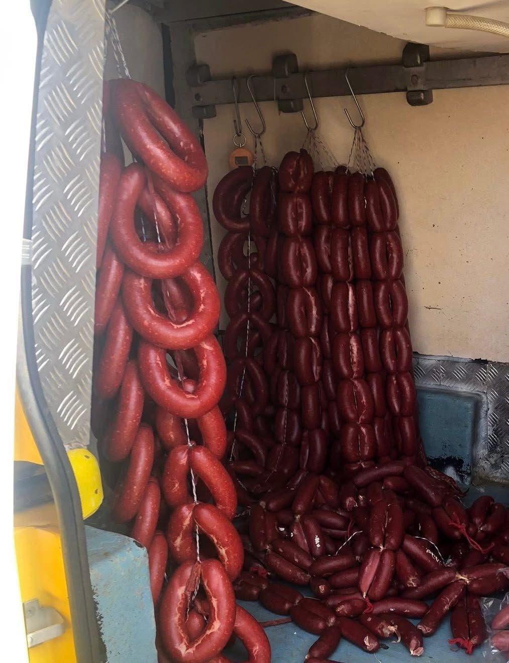 KIRŞEHİR'DE KAÇAK SUCUK ELE GEÇİRİLDİ.