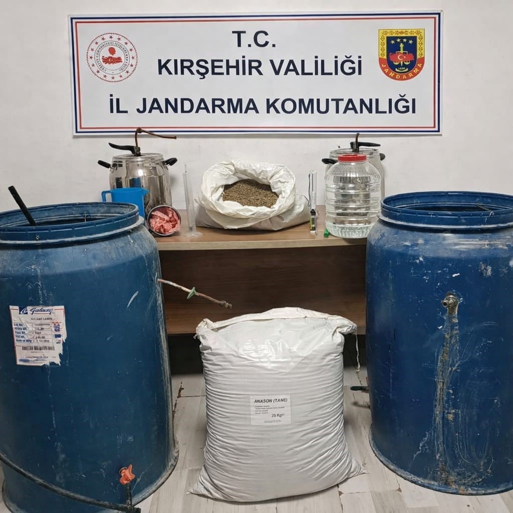 KIRŞEHİR'DE POLİS VE JANDARMA EKİPLERİ, KAÇAK ALKOL ÜRETİMİ YAPTIĞI TESPİT EDİLEN KİŞİYE OPERASYON...