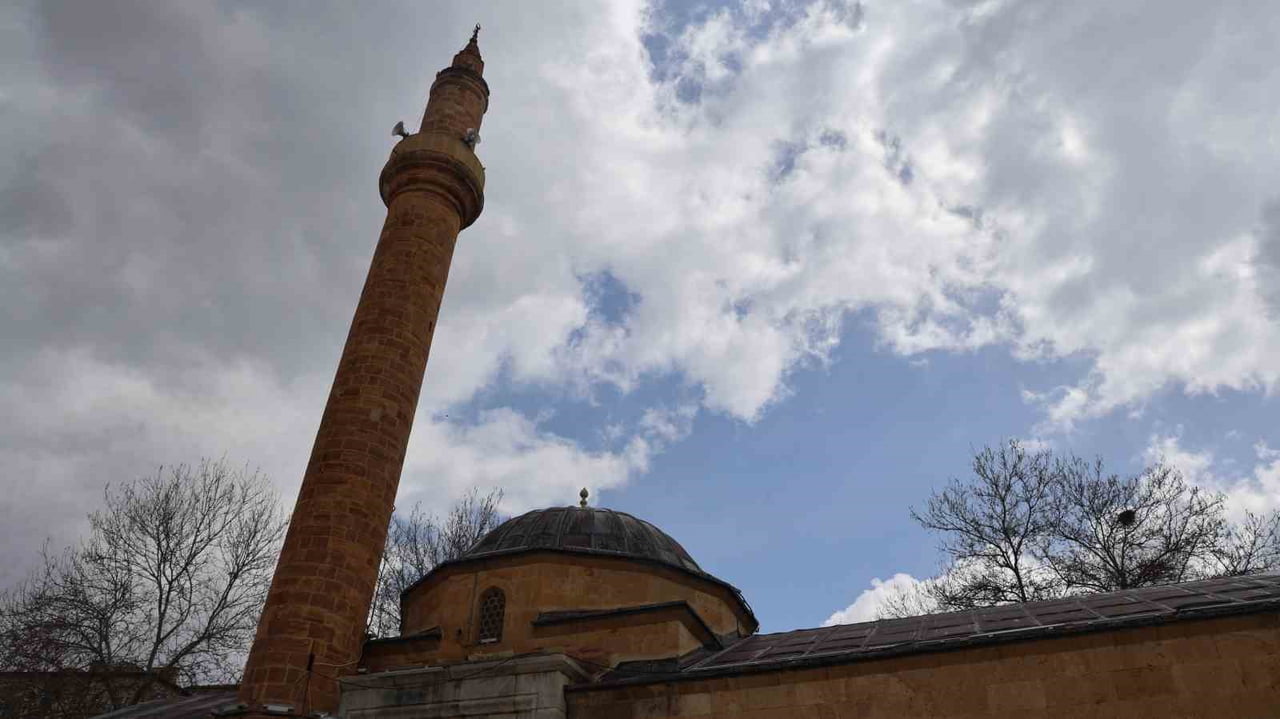 KIRŞEHİR’DE, AHİ EVRAN ADINA 1482 YILINDA YAPTIRILAN CAMİNİN SIVA VE SÜSLEMELERİNİN DÖKÜLMEYE YÜZ...