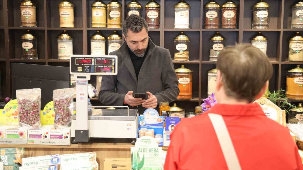 KIRŞEHİR’DE AKTARLAR, MEVSİMSEL DEĞİŞİM VE HAVALARIN SOĞUK SEYRETMESİYLE BİRLİKTE BAĞIŞIKLIK...