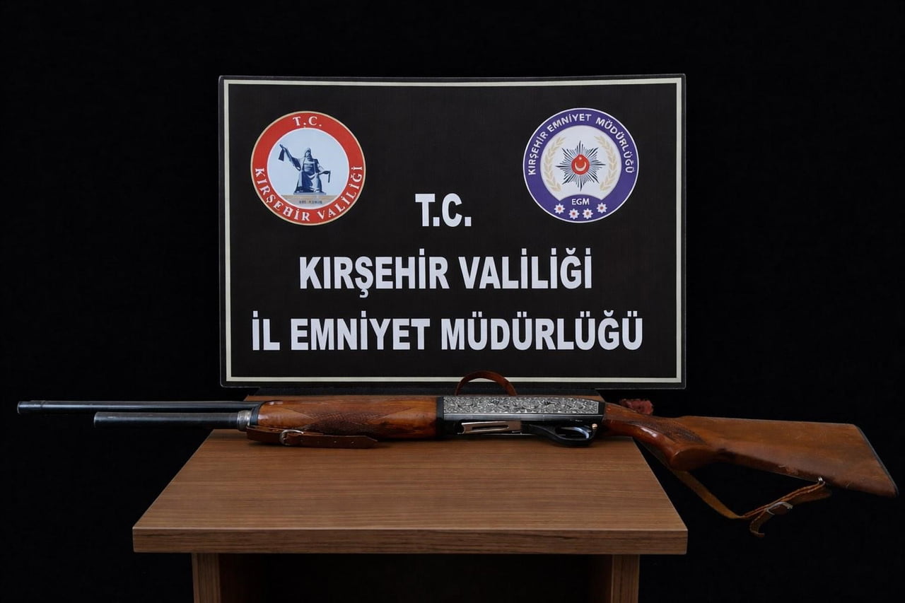 KIRŞEHİR’DE POLİS EKİPLERİNCE GERÇEKLEŞTİRİLEN UYGULAMADA RUHSATSIZ TABANCA, AV TÜFEĞİ, ŞARJÖR VE...