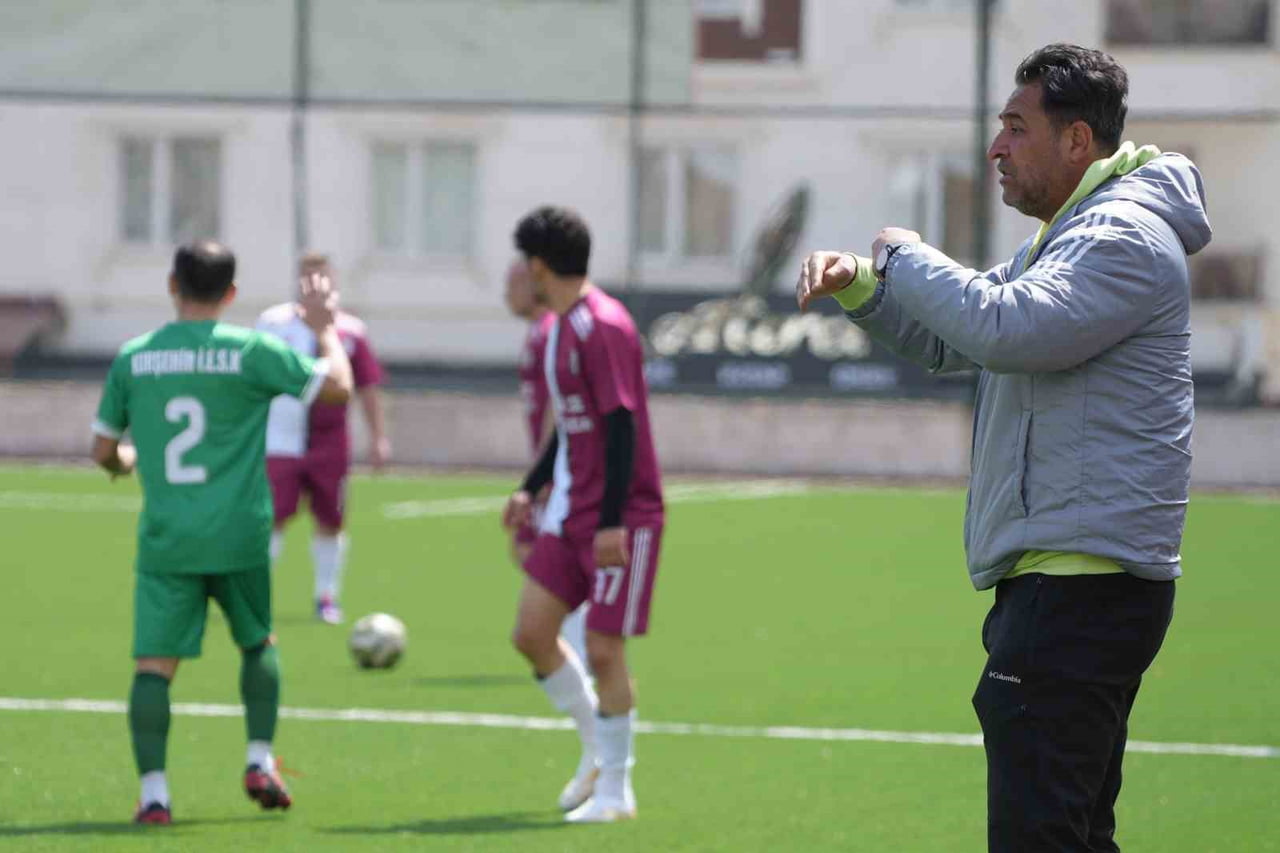 KIRŞEHİR İESK TEKNİK DİREKTÖRÜ HALİT KILIÇ (SAĞDAKİ)