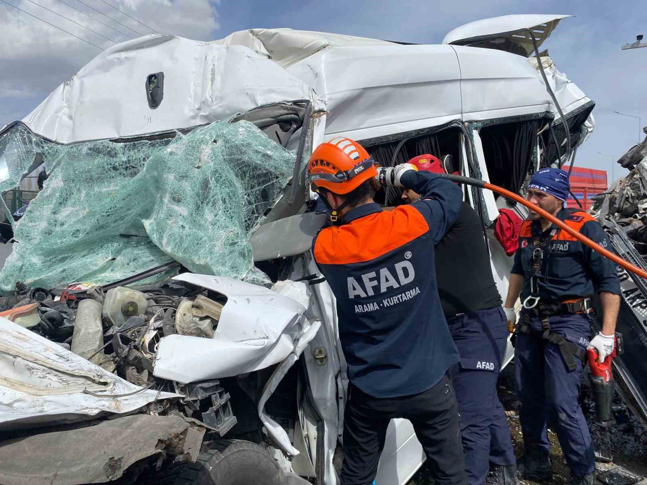 KIRŞEHİR’İN MUCUR İLÇESİNDE KAYSERİ-KIRŞEHİR KARA YOLUNDA MEYDANA GELEN ZİNCİRLEME TRAFİK...