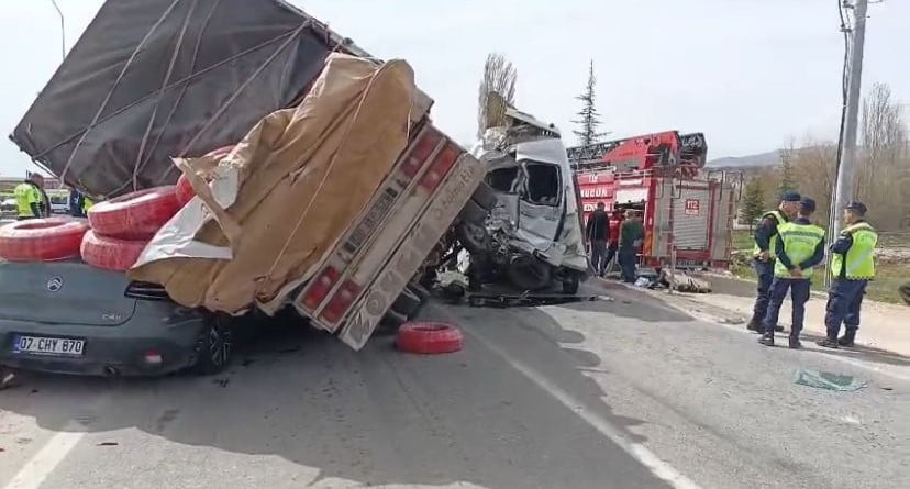 KIRŞEHİR’İN MUCUR İLÇESİNDE KAYSERİ-KIRŞEHİR KARA YOLUNDA MEYDANA GELEN ZİNCİRLEME TRAFİK...