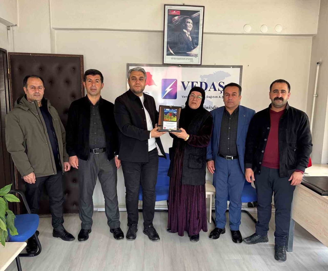 KIŞ DÖNEMİNDE KESİNTİSİZ ENERJİ SAĞLAMAK İÇİN BÜYÜK ÖZVERİYLE ÇALIŞAN VEDAŞ EKİPLERİ, MUHTARLAR...