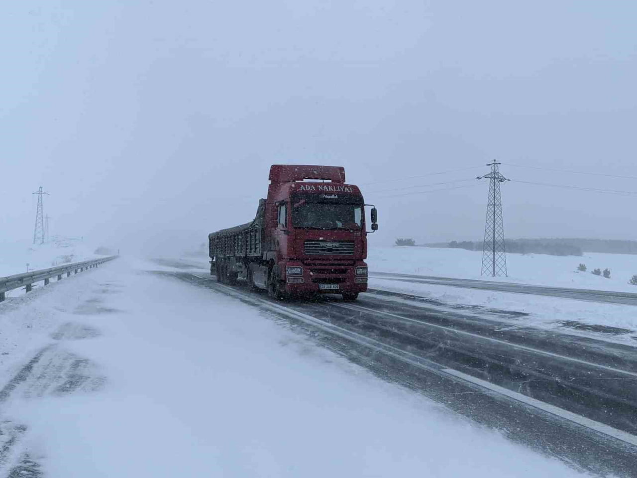 KIŞ ŞARTLARI NEDENİYLE YAKLAŞIK 4 AYDIR ULAŞIMA KAPALI OLAN ARDAHAN-ARDANUÇ KARA YOLU, EKİPLERİN...