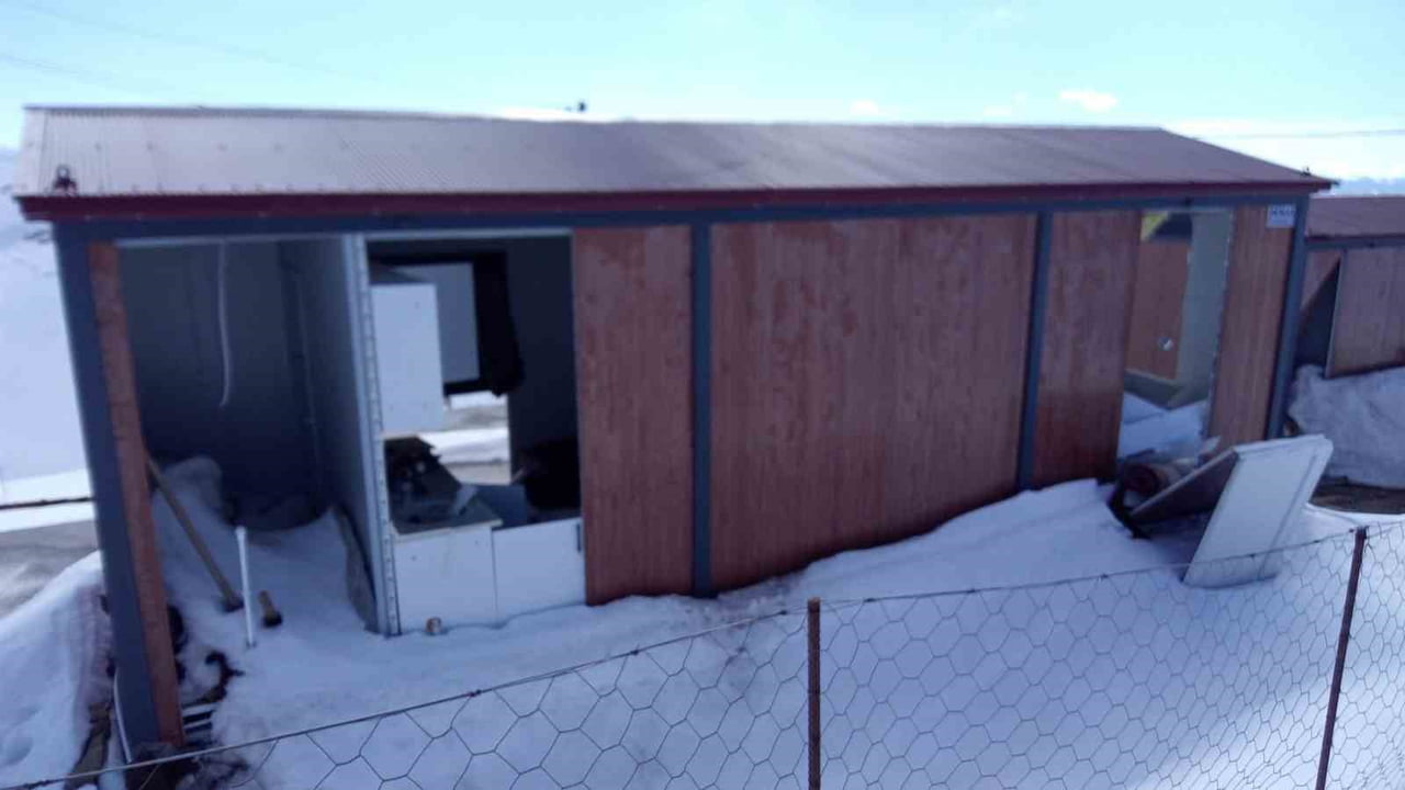 KIŞ UYKUSUNDAN UYANAN AYILAR YAYLA EVLERİNE GİRİP YİYECEK ARAMAYI SÜRDÜRÜYOR. YAYLACILARIN...