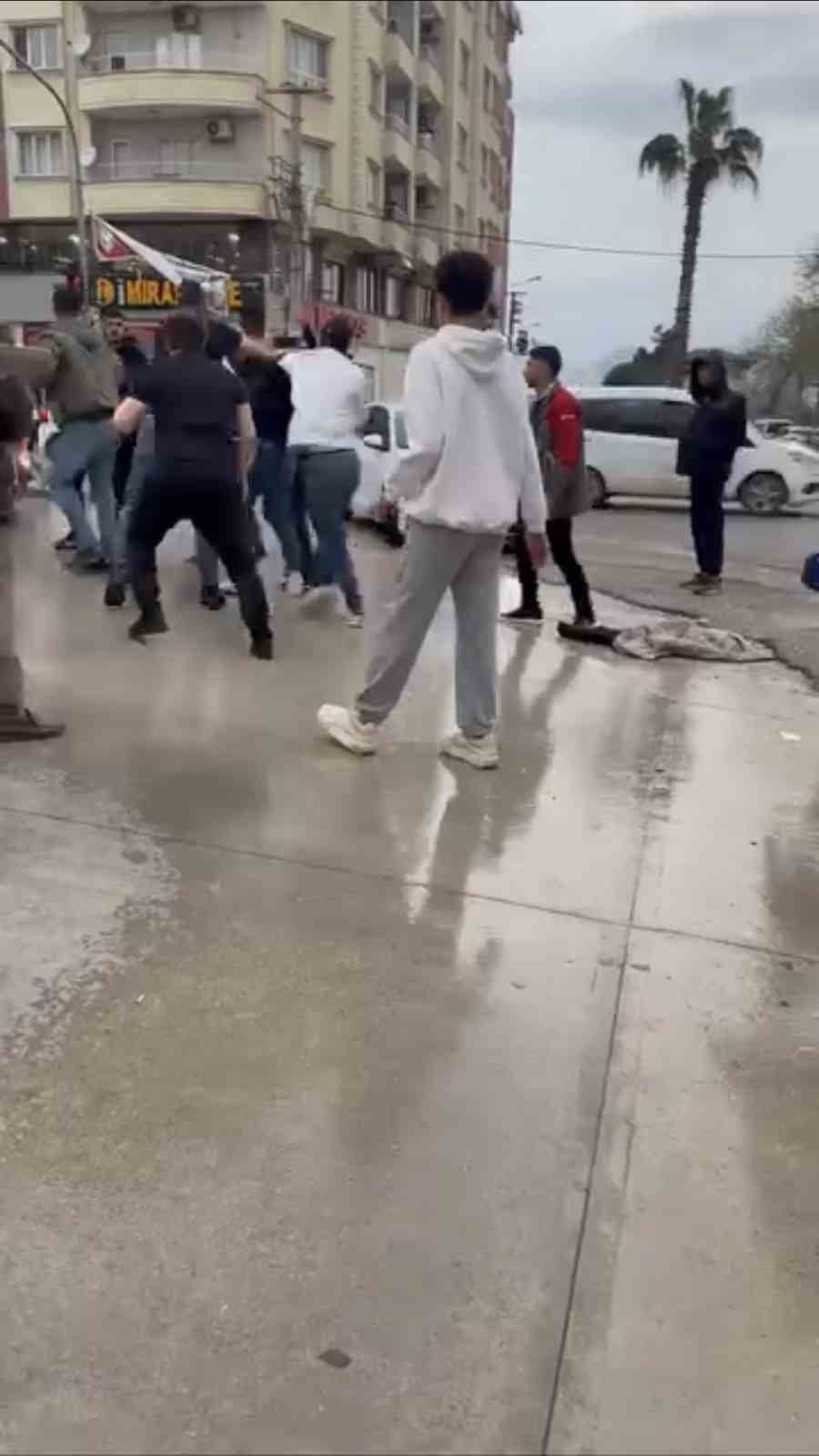 KISA SÜREDE BÜYÜYEN TARTIŞMA KAVGAYA DÖNÜŞTÜ.