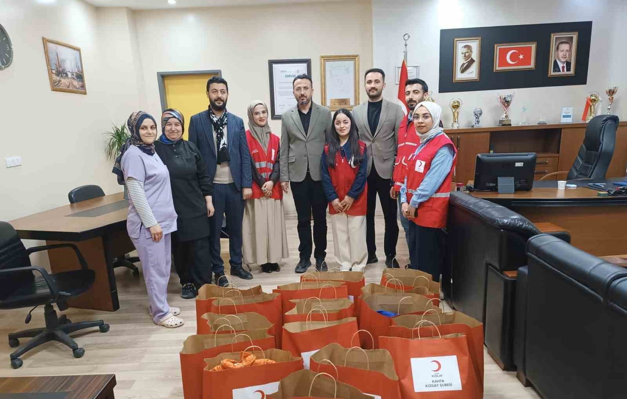 KIZILAY HEYETİNDEN ANLAMLI HASTANE ZİYARETİ