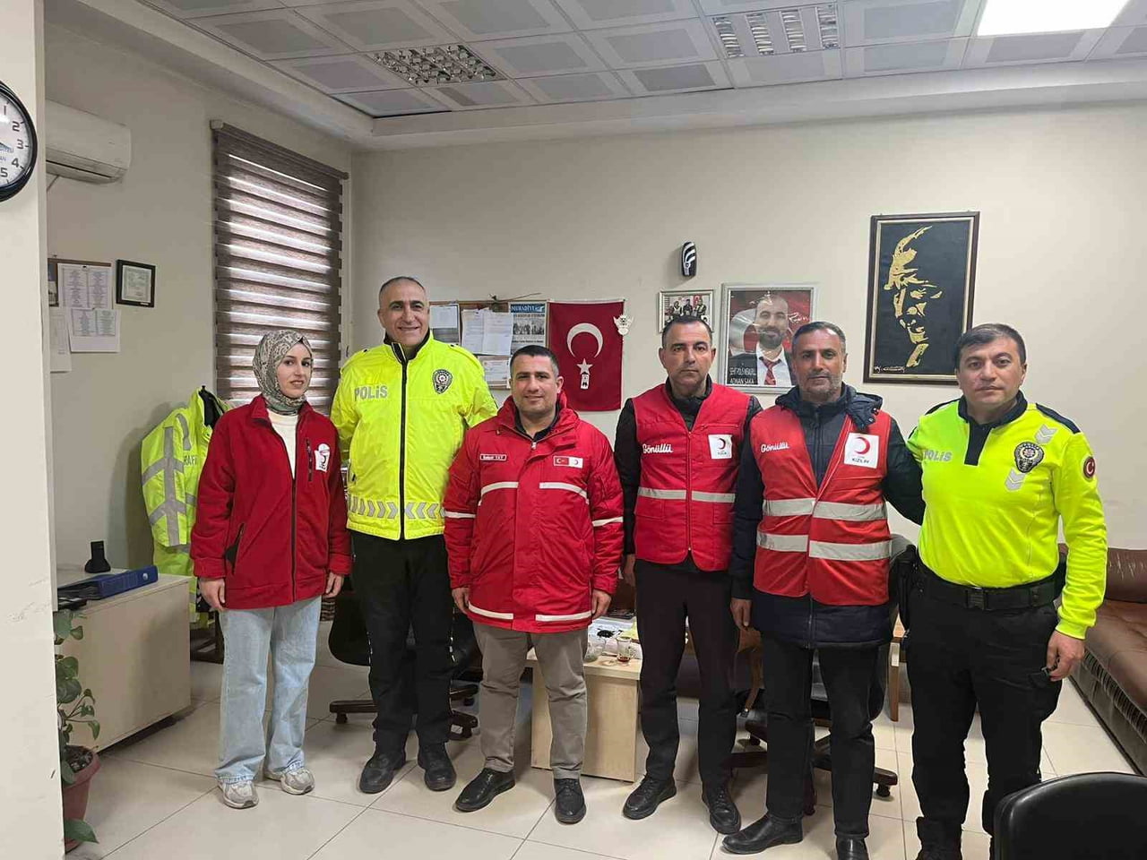 KIZILAY MURADİYE ŞUBE BAŞKANI SELÇUK YAY, BERABERİNDEKİ HEYETLE MURADİYE İLÇE EMNİYET MÜDÜR VEKİLİ...