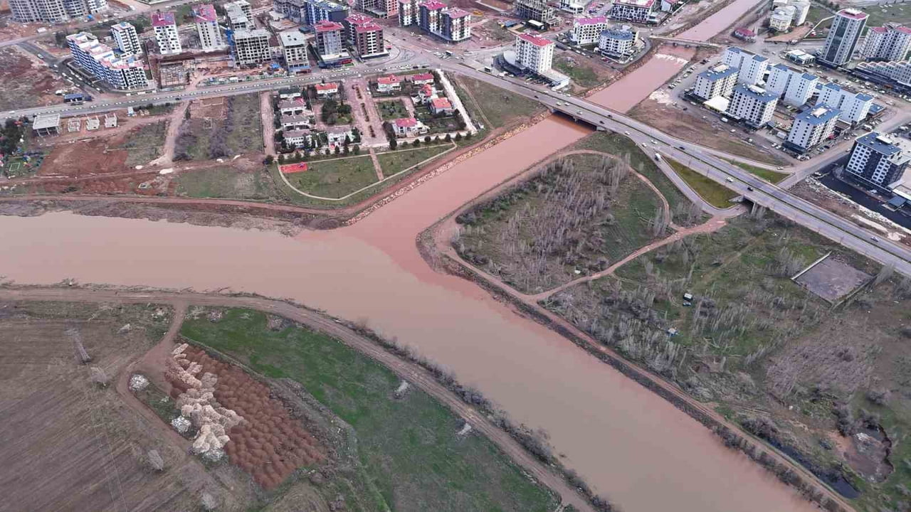 KIZILIRMAK'A RENGİNİ VEREN FADLUM ÇAYI, KIZIL RENGE BÜRÜNDÜ.