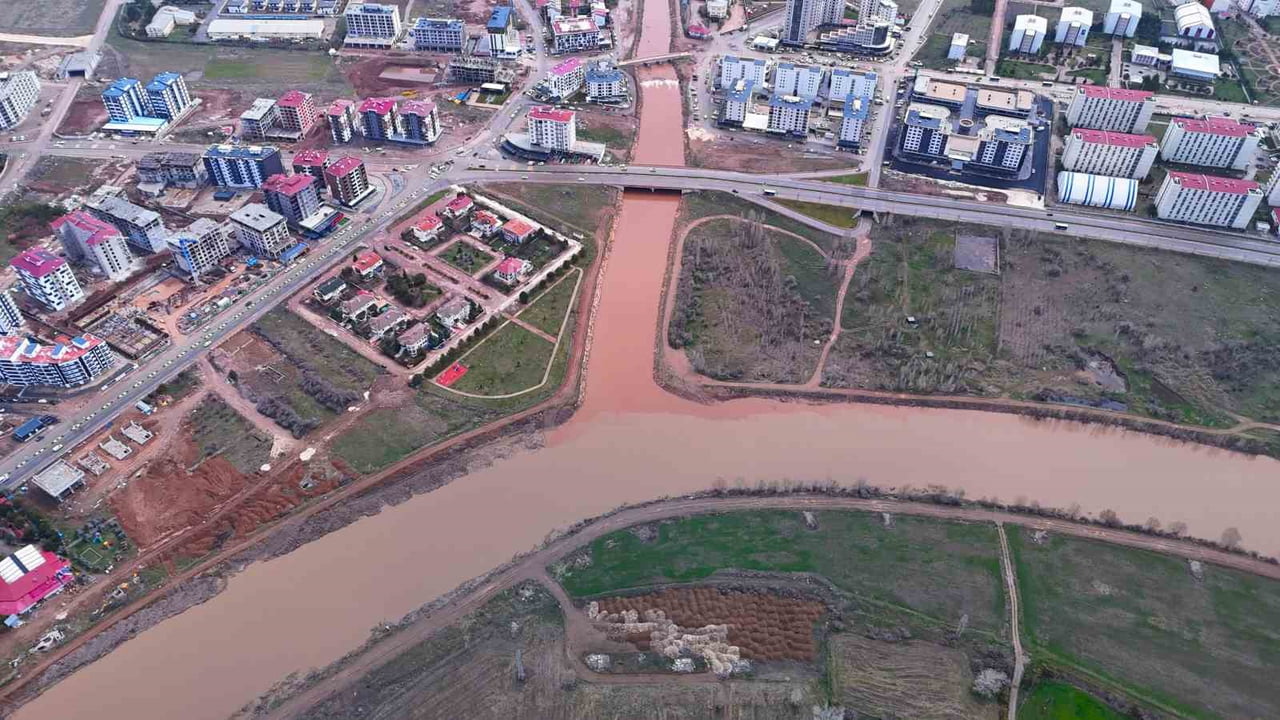 KIZILIRMAK'A RENGİNİ VEREN FADLUM ÇAYI, KIZIL RENGE BÜRÜNDÜ.