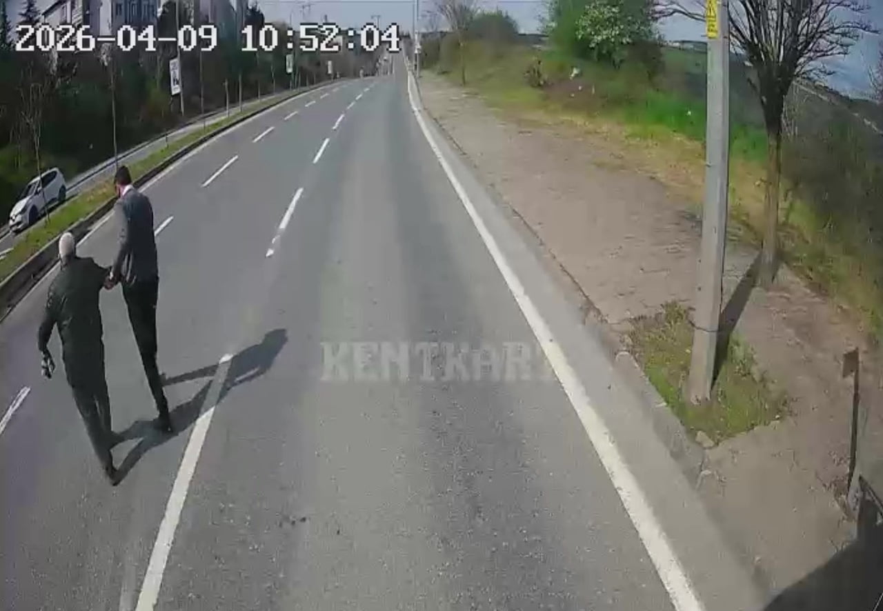 KOCAEL'DE İNDİĞİ DURAKTA YOLUN KARŞISINA GEÇMEYE TEREDDÜT EDEN YAŞLI ADAMA EŞLİK EDEN OTOBÜS...