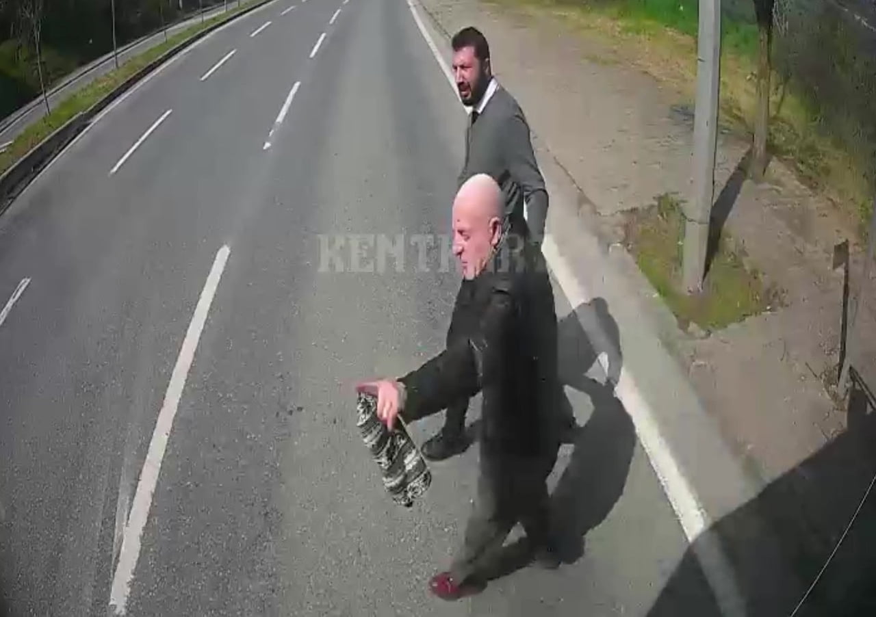 KOCAEL'DE İNDİĞİ DURAKTA YOLUN KARŞISINA GEÇMEYE TEREDDÜT EDEN YAŞLI ADAMA EŞLİK EDEN OTOBÜS...
