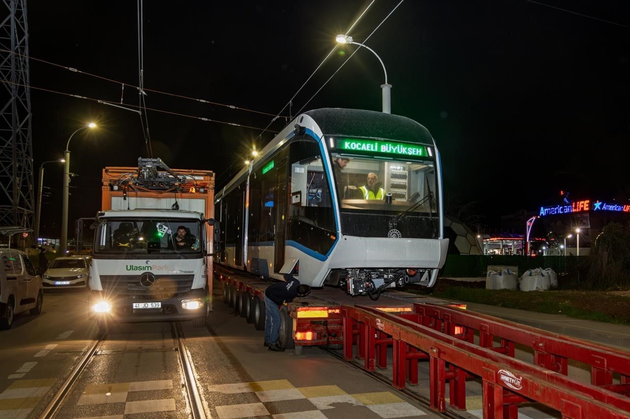 KOCAELİ'DE ARTAN YOLCU TALEBİNE YANIT VERMEK AMACIYLA FİLOYA KATILAN 5 YENİ TRAMVAYIN SONUNCUSU DA...