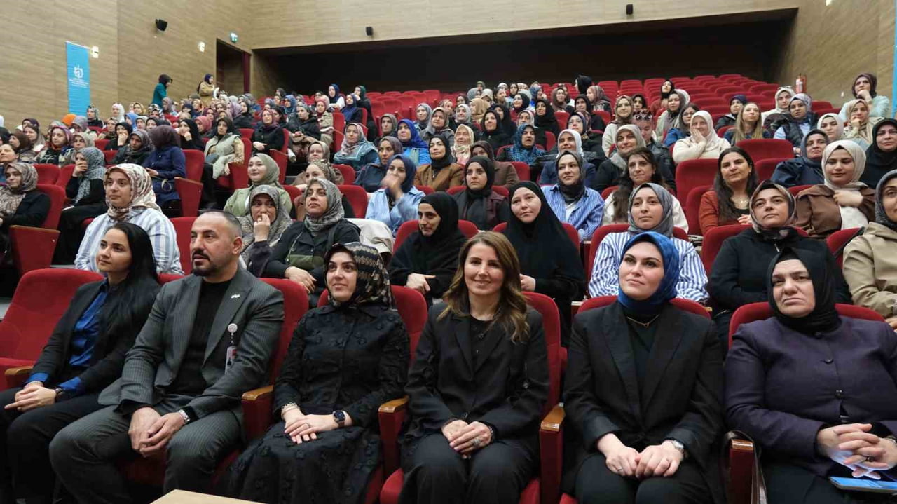 KOCAELİ'DE DÜZENLENEN PROGRAMDA KADIN SAĞLIĞI, KANSER KONUSUNDA BİLİNÇLENME VE ERKEN TEŞHİSİN...