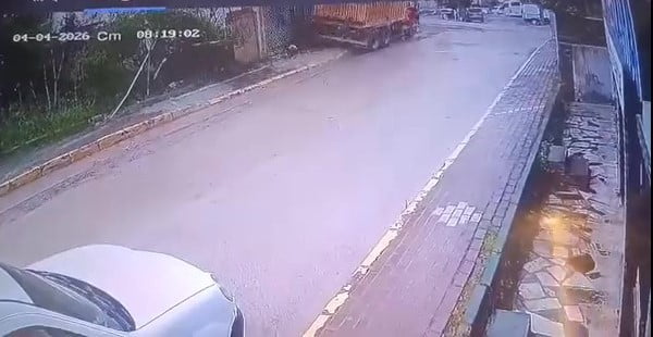 KOCAELİ'DE FRENİ BOŞALDIĞI İDDİA EDİLEN HAFRİYAT KAMYONU, 200 METRE BOYUNCA ARAÇLARA ÇARPARAK...