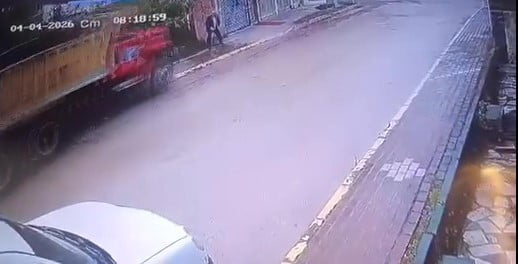 KOCAELİ'DE FRENİ BOŞALDIĞI İDDİA EDİLEN HAFRİYAT KAMYONU, 200 METRE BOYUNCA ARAÇLARA ÇARPARAK...