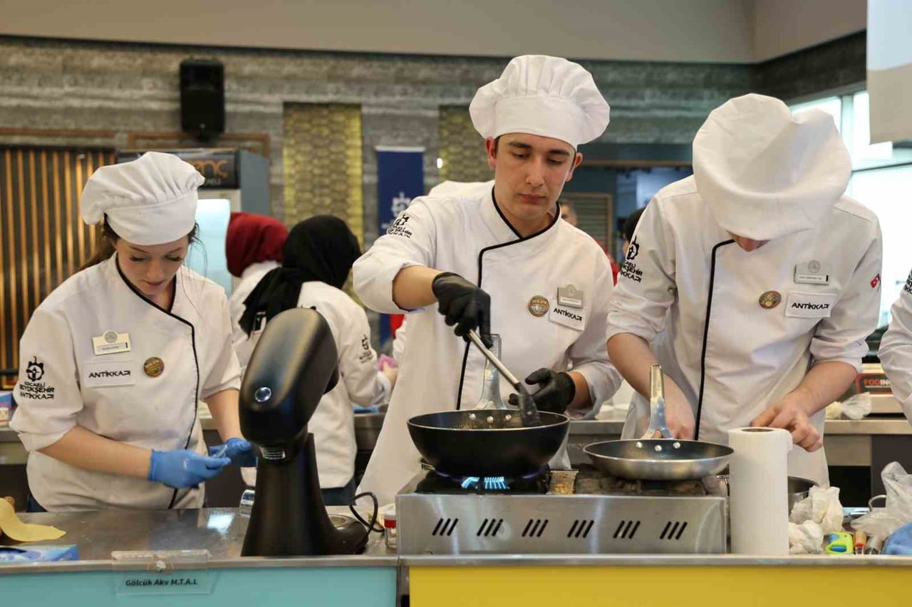 KOCAELİ'DE GENÇ ŞEFLER TAVA VE TENCERELERLE HÜNERLERİNİ SERGİLEDİ, SIFIR ATIK VE SÜRDÜRÜLEBİLİR...