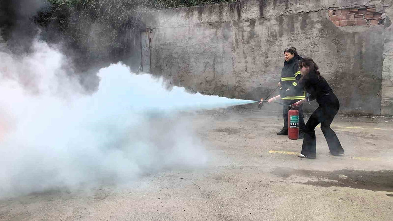 KOCAELİ'DE İTFAİYE EKİPLERİ, HASTANELERDE GÖREV YAPAN PERSONELE YÖNELİK DÜZENLEDİĞİ YANGIN...
