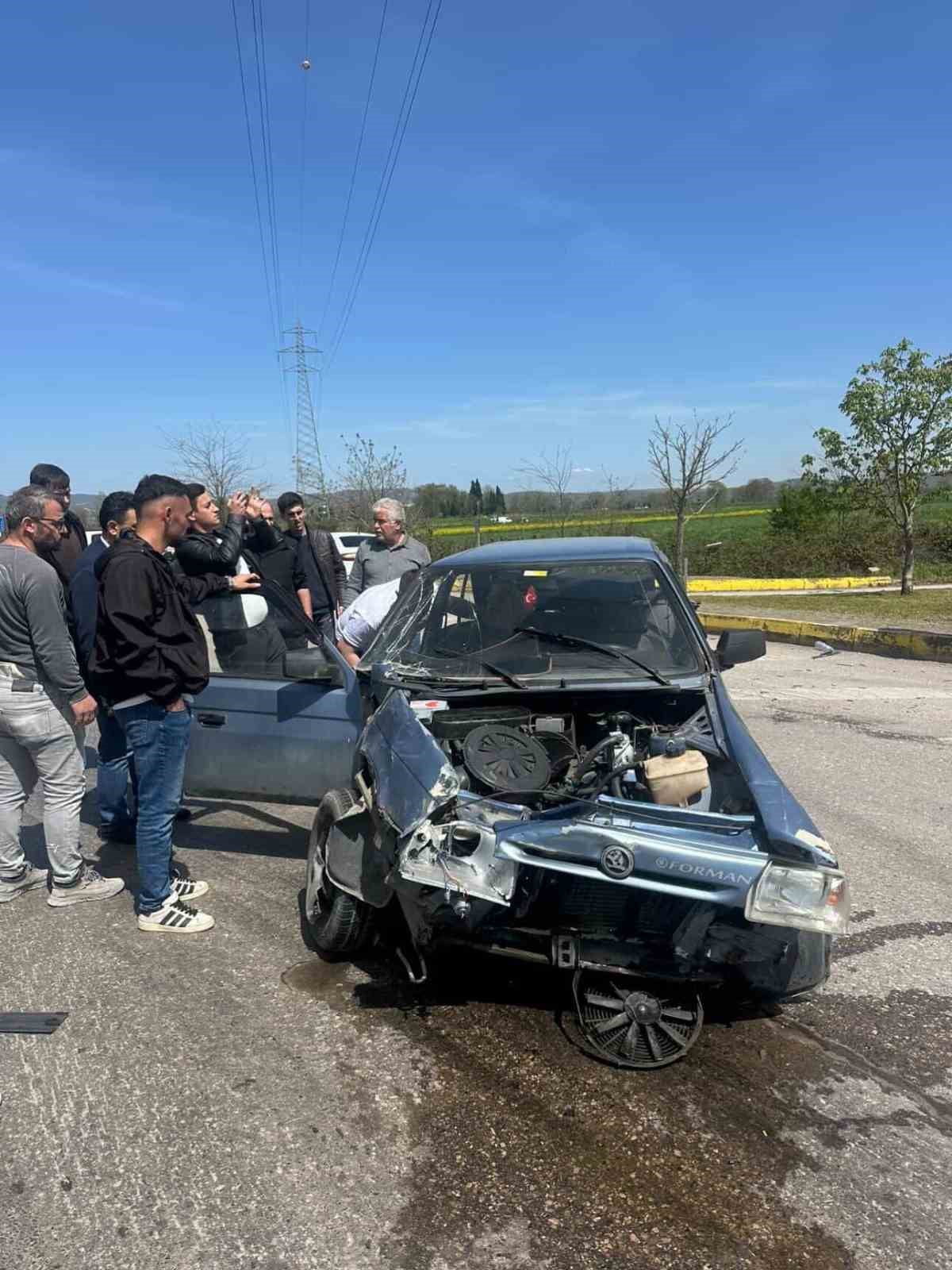 KOCAELİ'DE OTOMOBİL İLE OTOBÜSÜN ÇARPIŞMASI NETİCESİNDE 1 KİŞİ YARALANIRKEN, ARAÇLARDA MADDİ HASAR...