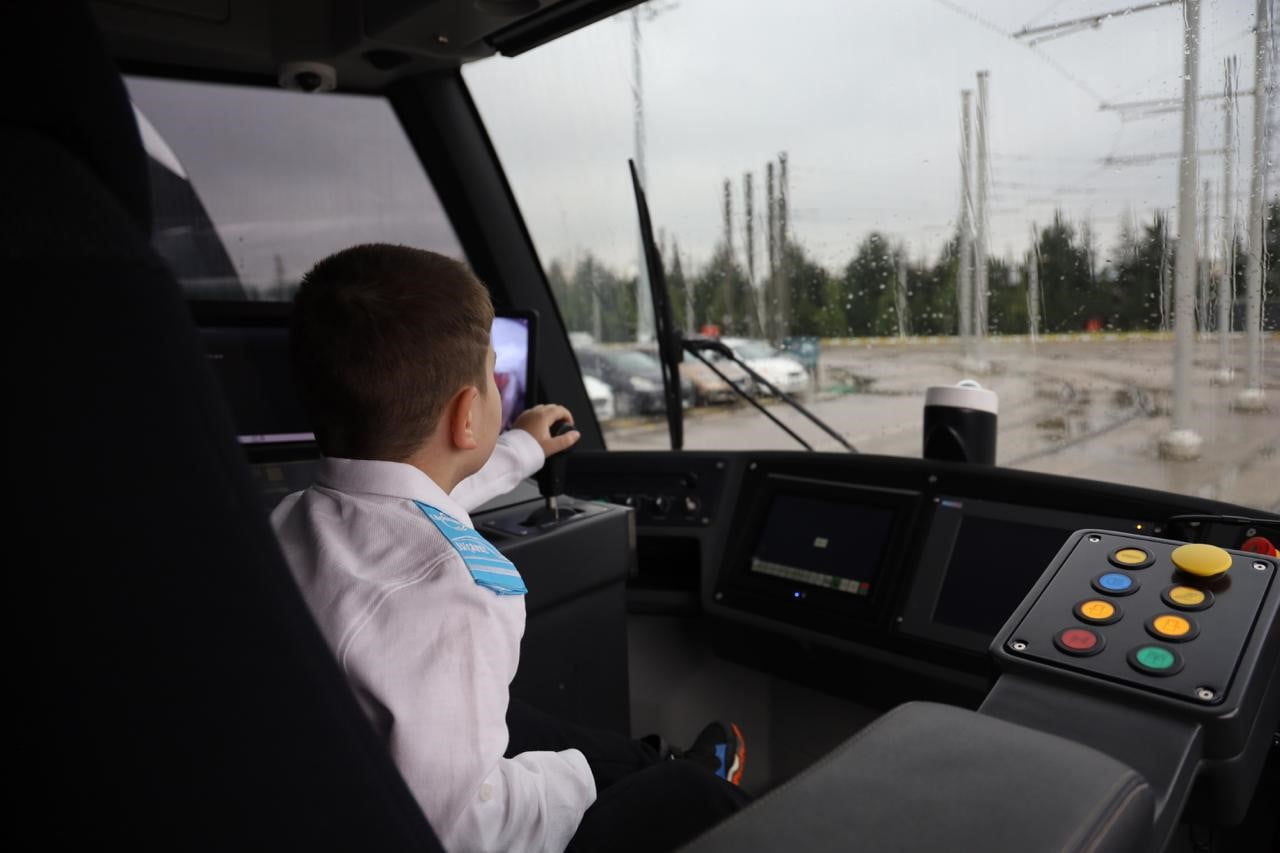 KOCAELİ'DE TRAMVAYLARA ÖZEL İLGİ DUYAN 6 YAŞINDAKİ OTİZMLİ MUHAMMET ENES, BÜYÜKŞEHİR BELEDİYESİ...