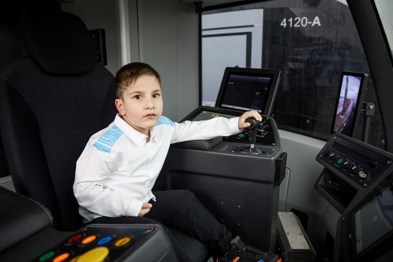 KOCAELİ'DE TRAMVAYLARA ÖZEL İLGİ DUYAN 6 YAŞINDAKİ OTİZMLİ MUHAMMET ENES, BÜYÜKŞEHİR BELEDİYESİ...