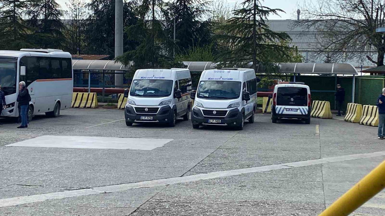 KOCAELİ'NİN BAŞİSKELE İLÇESİNDEKİ LASTİK FABRİKASINDA MEYDANA GELEN İŞ KAZASINDA MAKİNEYE SIKIŞAN...