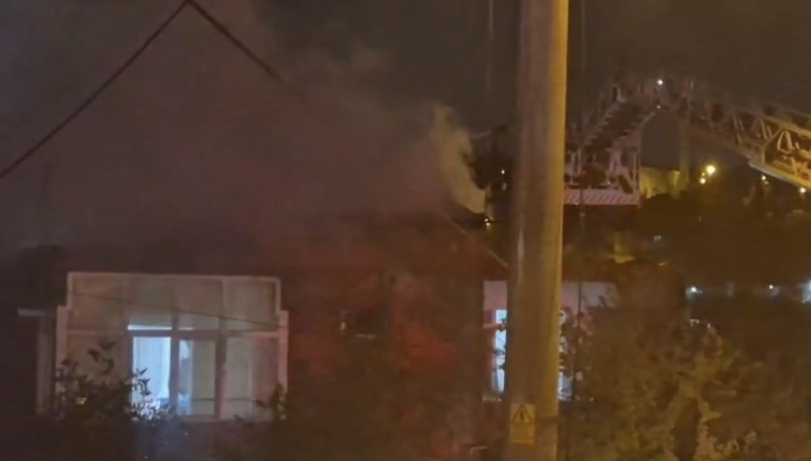 KOCAELİ'NİN ÇAYIROVA İLÇESİNDE BİR EVİN ÇATI KATINDA ÇIKAN YANGIN İTFAİYE EKİPLERİ TARAFINDAN...