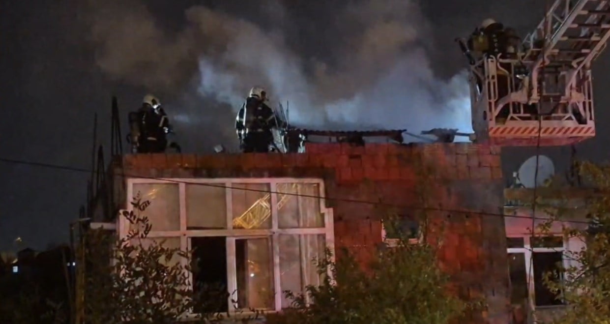 KOCAELİ'NİN ÇAYIROVA İLÇESİNDE BİR EVİN ÇATI KATINDA ÇIKAN YANGIN İTFAİYE EKİPLERİ TARAFINDAN...