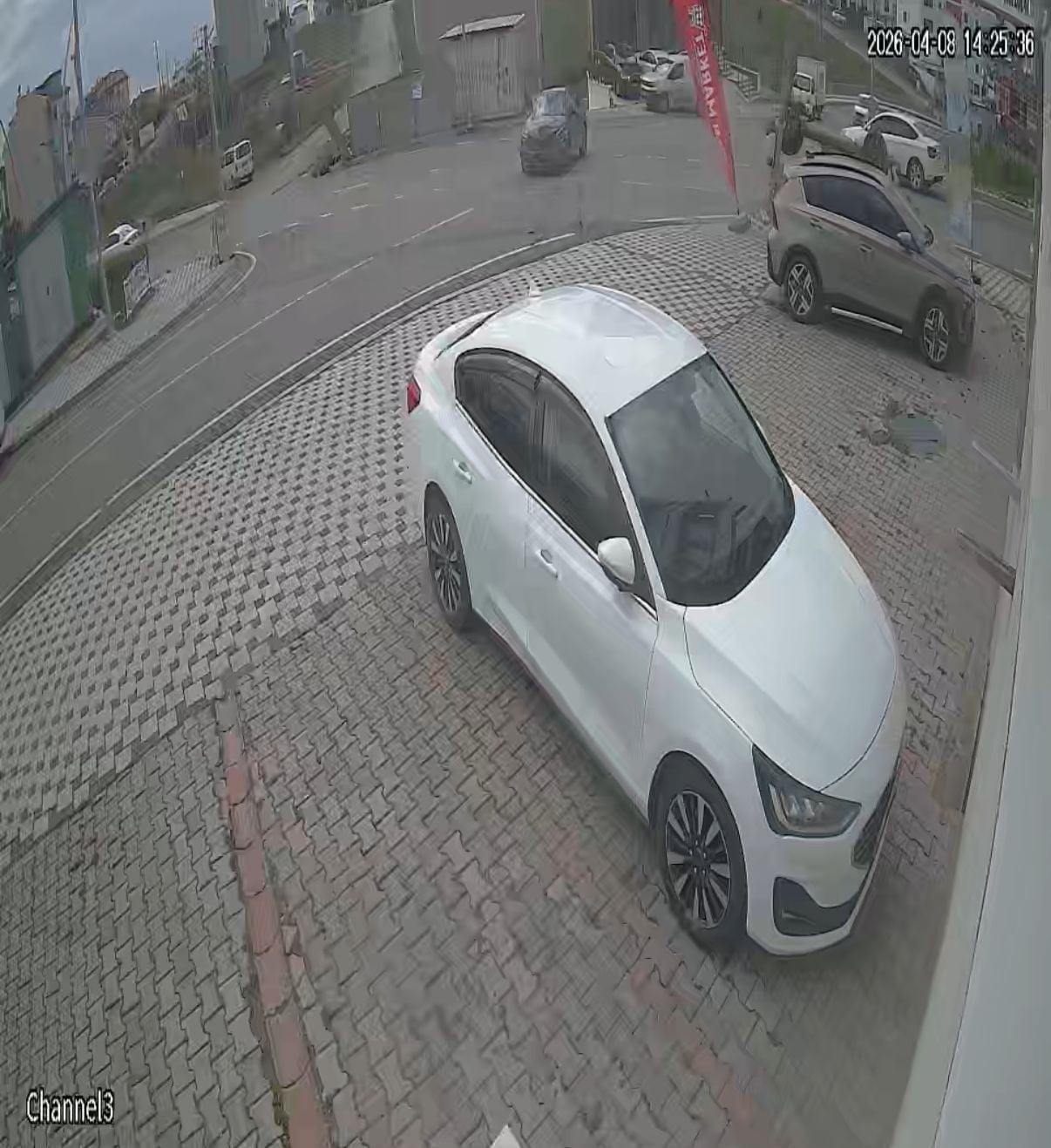 KOCAELİ'NİN ÇAYIROVA İLÇESİNDE İKİ SUV TİPİ ARACIN ÇARPIŞTIĞI VE BİRİNİN TAKLA ATTIĞI KAZADA 7...